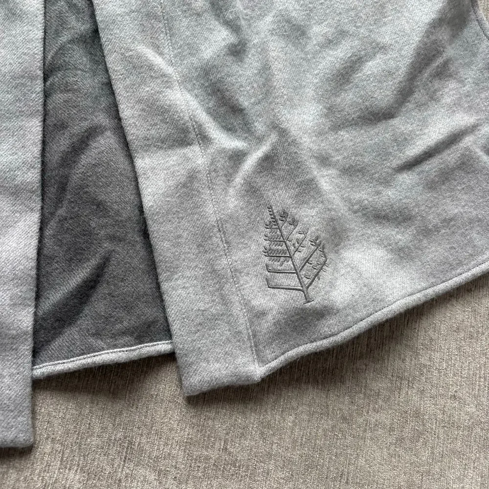 NWOT $600 Four Seasons Wool Resort Robe - Picture 6 of 8
